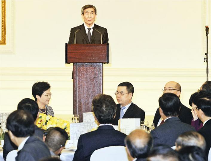 全國人大常委會副秘書長李飛（台上發言者）昨與社會人士午宴，公民黨湯家驊（中間背向鏡頭）與李飛、政務司長林鄭月娥（正面左一）等同坐主家席。李飛表明特首選舉要落實《基本法》規定，必須愛國愛港，又稱提名委員會需由四大界別組成。正面左二為全國人大常委會法工委副主任張榮順。（李紹昌攝）（明報製圖）（明報製圖）（明報製圖）