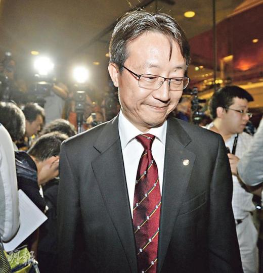 律師會會長林新強昨在全國人大副秘書長李飛及法工委副主席張榮順下榻酒店跟二人會面，他會後引述張榮順表示，香港仍未適合實行政黨政治。 （余俊亮攝）大律師公會主席石永泰昨日在跟全國人大副秘書長李飛會面約一個小時後，形容雙方會面「有碗話碗、有碟話碟」，但並無討論個別的普選方案。 （余俊亮攝）