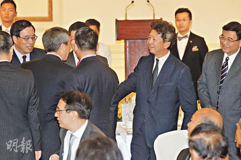 全國人大常委會副秘書長兼基本法委員會主任李飛（背向鏡頭者左二）昨日午宴上與出席嘉賓握手，包括獲邀出席的公民黨湯家驊（右三），握手時兩人寒暄一番。（李紹昌攝）多名具政治分量的建制派出席昨日李飛主講的午宴，包括基本法委員會副主任梁愛詩（左起）、基委會委員譚惠珠及立法會主席曾鈺成等。（李紹昌攝）（明報製圖）
