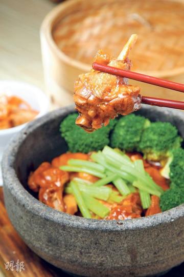 石窩南乳西蘭花啤酒燜鴨——餐廳強調不加味精、少油、少鹽和少糖，菜肴依然濃郁惹味。因為鴨件以南乳汁燜製，上菜前加上啤酒為鴨肉增添麥味，使味道層次更加豐富。（$78，a）（林俊源攝）籠仔芹香芋荷燜黃油雞——嫩滑的黃油雞配西芹和芋頭梗，以蠔汁及上湯燜香，再以荷葉包裹，使荷葉的香氣滲進雞肉之中。（$88，a）（林俊源攝）黑椒鹹豬手——豬手以黑椒及洋葱等製成的秘製醬汁燜煮45分鐘，燜煮前需先用叉子在原隻鹹豬手的表面刺洞，使豬手更易入味。（$128，a）（林俊源攝）郭漢平（林俊源攝）薑葱蜆芥肥牛燜米粉——選