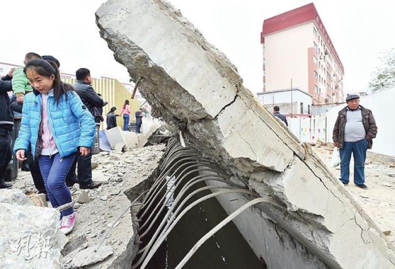 路旁的鋼筋水泥都被炸彎，可見爆炸威力之大。（鄧宗弘攝）在青島市的爆炸現場，一輛大貨車昨仍困於被炸開路面的巨坑中，周圍頹垣敗瓦，一片狼藉。（鄧宗弘攝）事發當地爆炸威力極大，炸點周圍的民居玻璃幾乎全部被震碎。（鄧宗弘攝）
