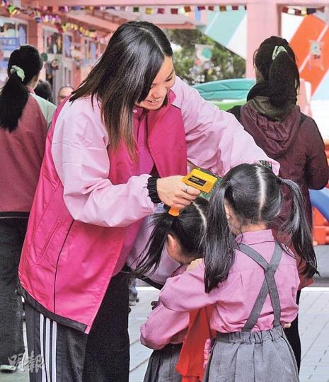 聖公會青山聖彼得堂幼稚園一名5歲女童早前因患上肺炎鏈球菌死亡，校方即加強衛生防護措施，包括規定學生入校門前測量體溫、以1比49漂白水消毒校園等，減低疾病傳播。（湯俊彥攝）