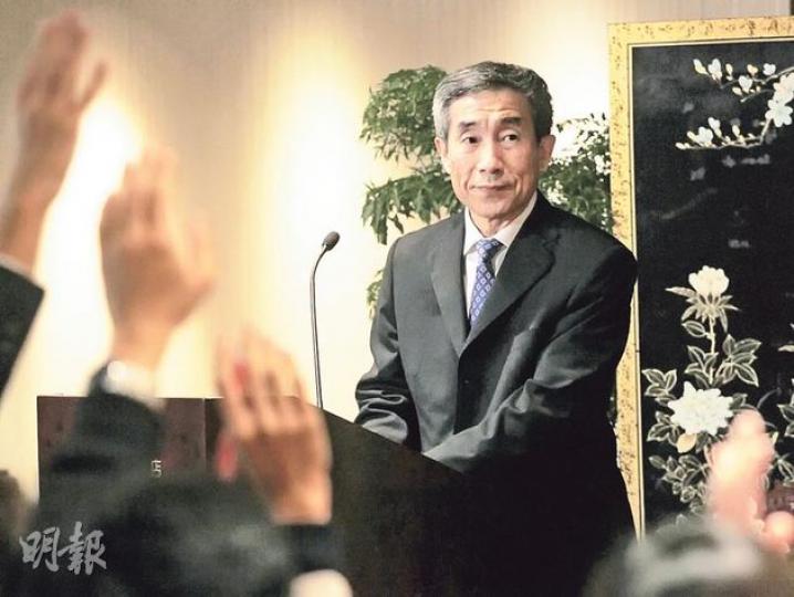 全國人大常委會副秘書長李飛昨日舉行約20分鐘記者會，總結3日訪港行程，記者會上，他原本只回應了4間傳媒的4條問題，惟他在臨離場時，被追問其說法是否要否定公民提名，最終他回應說，《基本法》寫得很清楚、特首候選人的「提名權只授予提名委員會」。（李紹昌攝）（明報製圖）