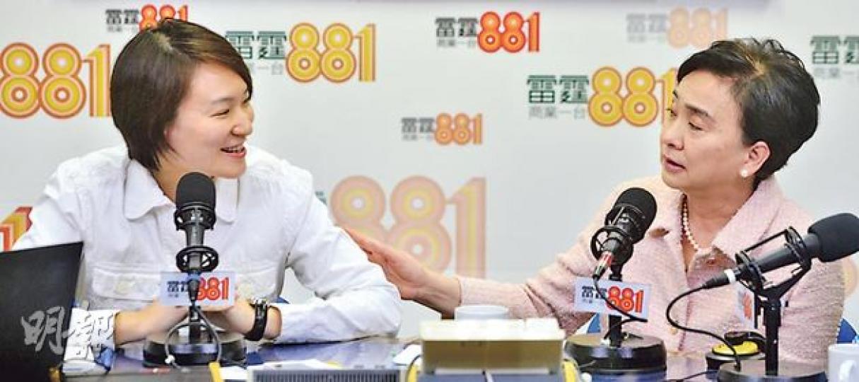 民建聯副主席李慧琼（左）和民主黨主席劉慧卿（右）昨日接受商台節目《不平平則鳴 平上去入立法會》訪問。劉慧卿指出，全國人大法律工作委員會主任委員喬曉陽年初也曾提及「愛國愛港」的準則，但當時是視為「政治要求」，並不像前日全國人大常委會副秘書長李飛的講話，是以法律基礎去解釋。李慧琼指出，李飛是次訪港，屬於正常交流，並非設新框架。（黃志東攝）