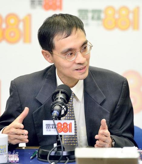 基本法委員會港方委員兼港大法律學院教授陳弘毅昨日接受商台節目《政經星期六》訪問，表示若公民提名方案不經提委會，提委會便會變成「橡皮圖章」，不符《基本法》。 （黃志東攝）