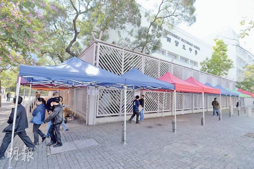 沙田官立中學外昨早已架起帳篷，現場有約10名警員，帳篷旁放置了大量鐵馬及「雪糕筒」，至昨晚深夜有數名市民排隊。 （葉家豪攝）