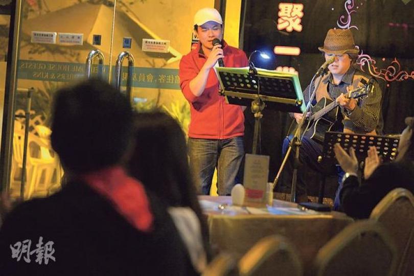 「窩山張學友」Eddie原是趣屋餐廳的廚師，雖然已離職，但每星期仍會以客人身分回來幫手、唱歌，否則便會「囉囉攣」。（葉家豪攝）牆上掛着貓王海報，趣屋的常客不少是貓王迷，趣屋便曾舉辦「貓王之夜」。除了成年人，這裏也是小朋友「演身手」的場地，老闆林先生指着一張張照片說：「之前有隊小朋友樂隊叫Vanilla，由六七歲唱到現在十幾歲！」 （葉家豪攝） 謝氏伉儷（左二及左一）是何文田街坊，十多年來風雨不改，每周二來捧Solo的場，也來跳舞。謝太說：「喜歡這裏懷舊，聽着老歌，讓我想起年輕時開舞會，好開心，好
