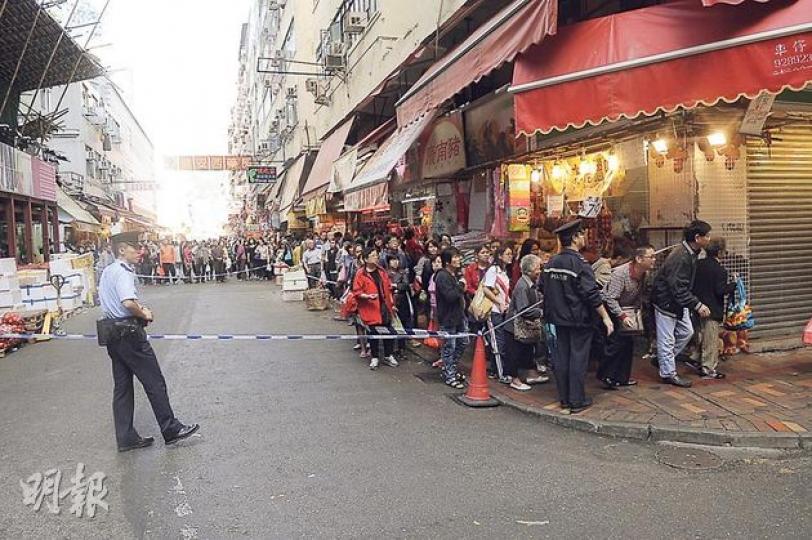 女子危坐天台期間，警方封鎖對下街市馬路6小時，大批往買餸的街坊受阻。（湯俊彥攝）女子在唐樓天台危坐，消防在樓下打開救生氣墊戒備，警方亦要封鎖一段馬路。（湯俊彥攝）豬肉檔職員阿智稱，首次因封路而無法營業，估計損失逾1.5萬元生意額。（湯俊彥攝）受影響的魚蛋檔東主劉太指事件「浪費人力物力」（警方及消防），亦擔心魚蛋整個早上無法運回店內會變壞。（湯俊彥攝）