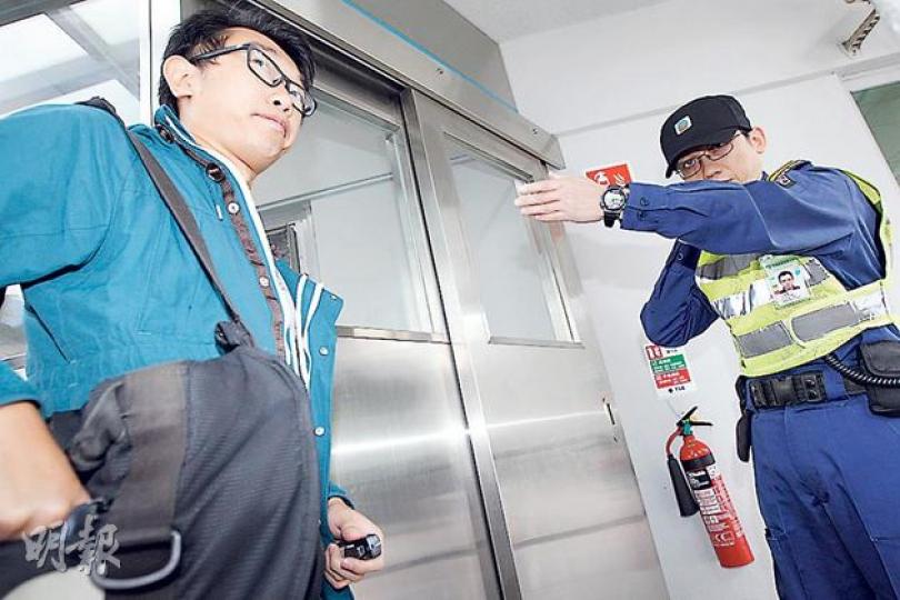 《蘋果日報》及《壹週刊》記者昨早分別欲進無綫電視城採訪新聞部節目《講清講楚》的嘉賓劉慧卿，結果同在電視城閘口被保安員拒絕入內，保安員稱公司有命令，需禁止壹傳媒記者進入。（李紹昌攝）因為無綫「封殺」壹傳媒，節目《講清講楚》錄影後，壹傳媒記者需在電視城閘口外訪問劉慧卿。她擔心其他機構將來「有樣學樣」，侵害新聞自由，要求無綫「深切檢討」。（李紹昌攝）