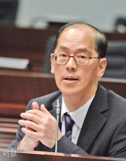 民政事務局長曾德成（圖）稱正檢討私人會所地契政策，料明年底有初步結果。（劉焌陶攝）