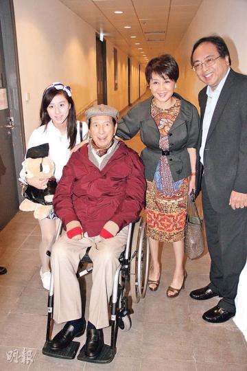 港大校長徐立之(右)親自迎接,並與賭王、四太及超欣開心合照;賭王全程更笑到四萬般。(攝影/記者:林祖傑) 港大校長徐立之(右)親自迎接,並與賭王、四太及超欣開心合照;賭王全程更笑到四萬般。(攝影/記者:林祖傑)
