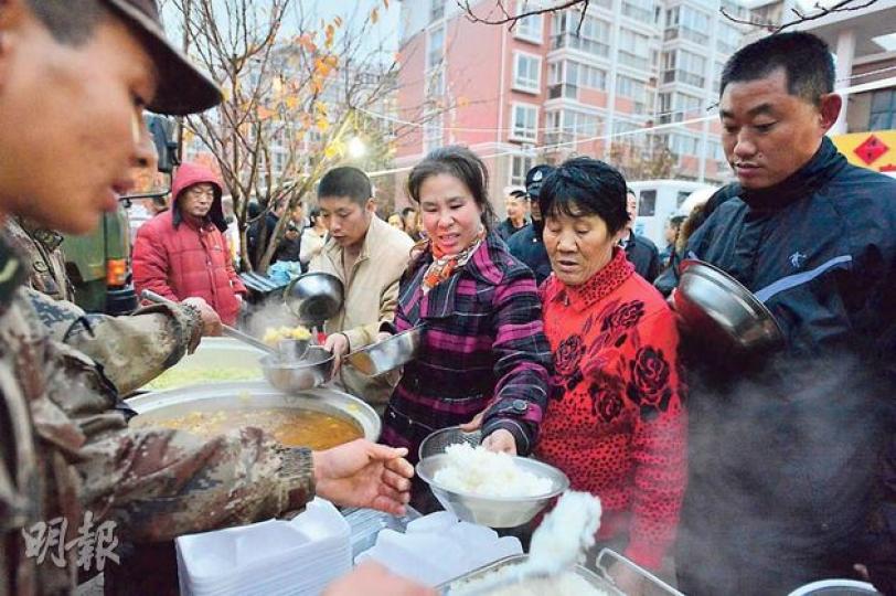 截至昨日,爆炸中心點附近仍停水停氣,青島警備區出動炊事兵為居民煮食。(鄧宗弘攝)青島大學附屬醫院的戒嚴引來民眾圍觀,不一會兒,大家都知道國家主席習近平來了。(鄧宗弘攝)青島油管爆炸發生後,市內大批青年人到捐血站捐血。圖為一個捐血站內的情形。(鄧宗弘攝) 截至昨日,爆炸中心點附近仍停水停氣,青島警備區出動炊事兵為居民煮食。(鄧宗弘攝)青島大學附屬醫院的戒嚴引來民眾圍觀,不一會兒,大家都知道國家主席習近平來了。(鄧宗弘攝)青島油管爆炸發生後,市內大批青年人到捐血站捐血。圖為一個捐血站內的情形。(鄧宗弘攝)