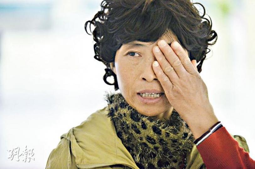 房女士送丈夫去醫院途中遇油管爆炸，丈夫重傷留醫。她憶述協助救援的慘况時，不禁悲從中來，流下眼淚。（鄧宗弘攝）