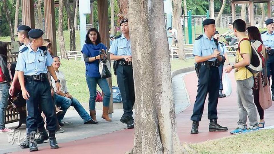 警方昨派出大批藍帽子到賈炳達道公園向市民調查,亦有便衣警員查探草叢。(林智傑攝) 警方昨派出大批藍帽子到賈炳達道公園向市民調查,亦有便衣警員查探草叢。(林智傑攝)