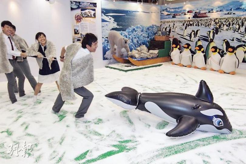 東華三院黃鳳翎中學有個「極地展覽館」，畀學生扮原住民因紐特人，了解極地生活同埋佢哋面對嘅環保問題。（郭慶輝攝）