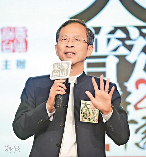 立法會主席曾鈺成上台劃清界線,話佢畀邊隊高分唔代表佢贊成嗰邊同學嘅觀點。(陳淑安攝)噚日舉行嘅「2013大專普通話辯論賽」由正方撐佔中嘅香港中文大學勝出,同學就喺辯論中提到佔中只係同中央調解矛盾嘅方法,係共同商討而唔係對抗。(陳淑安攝) 立法會主席曾鈺成上台劃清界線,話佢畀邊隊高分唔代表佢贊成嗰邊同學嘅觀點。(陳淑安攝)噚日舉行嘅「2013大專普通話辯論賽」由正方撐佔中嘅香港中文大學勝出,同學就喺辯論中提到佔中只係同中央調解矛盾嘅方法,係共同商討而唔係對抗。(陳淑安攝)