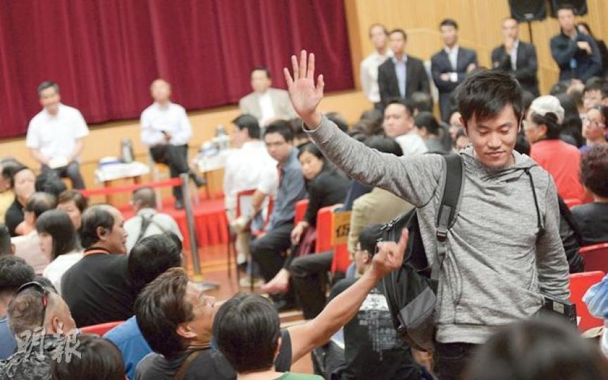 特首梁振英昨落區聽取市民對施政報告的意見,惟場內大多數抽中發言的,都是建制派區議員或挺梁市民,令會場儼如梁粉大會。自稱大學教師的鄭松泰(右)是唯一反梁發言者,他批評諮詢像區議會諮詢會,是浪費大家青春,發言後隨即離去,被其他挺梁市民以不文動作指罵。(余俊亮攝) 特首梁振英昨落區聽取市民對施政報告的意見,惟場內大多數抽中發言的,都是建制派區議員或挺梁市民,令會場儼如梁粉大會。自稱大學教師的鄭松泰(右)是唯一反梁發言者,他批評諮詢像區議會諮詢會,是浪費大家青春,發言後隨即離去,被其他挺梁市民以不文動作指罵。(余俊亮攝)