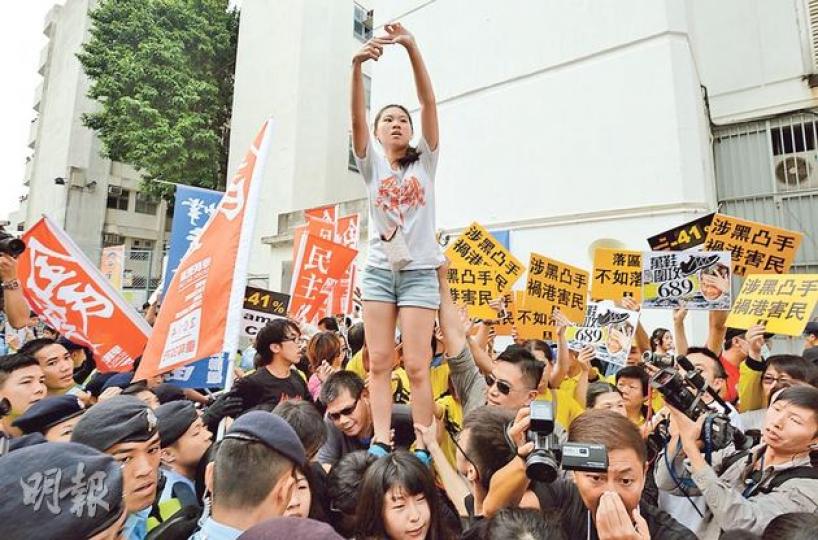 學民成員昨被警方一度以七重人牆分隔,阻止他們向特首辦官員遞交請願信,有成員就站高做出「全民提名、全民普選」的手勢,以表達對公民提名及普選的訴求。(盧翊銘攝)據悉,警方昨日派出約500名警員,學民思潮成為嚴密監視對象,一直被多重警察包圍。警方消息稱,學民成員過往做出一些危險動作,所以要特別應付學民示威者。(盧翊銘攝) 學民成員昨被警方一度以七重人牆分隔,阻止他們向特首辦官員遞交請願信,有成員就站高做出「全民提名、全民普選」的手勢,以表達對公民提名及普選的訴求。(盧翊銘攝)據悉,警方昨日派出約500名警員,學民思潮成為嚴密監視對象,一直被多重警察包圍。警方消息稱,學民成員過往做出一些危險動作,所以要特別應付學民示威者。(盧翊銘攝)