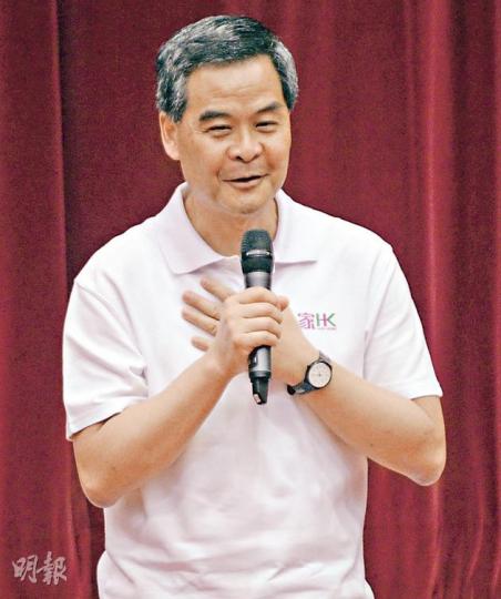 特首梁振英昨日到沙田出席首場施政報告地區諮詢會,他認為現時支持政府的聲音「出唔到來」,呼籲大家多發聲。(余俊亮攝) 特首梁振英昨日到沙田出席首場施政報告地區諮詢會,他認為現時支持政府的聲音「出唔到來」,呼籲大家多發聲。(余俊亮攝)