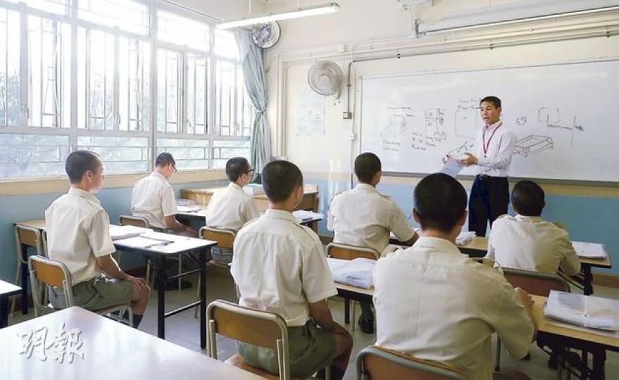 懲教所內設有一所小型學校，課室格局與一般學校大同小異，窗外景色清幽。圖為7名應屆文憑班學員上課情况，由於所有歌連臣角懲教所所員均要宣誓為童軍，故他們均身穿童軍制服，其間亦主動向教師提問。（余俊亮攝）文憑班學員會獲盡量安排住在懲教所內同一間寢室，每人可獲獨立讀書桌，桌上更有「小書架」擺放參考書及練習。圖為備戰應屆文憑試的學員雄仔（左）及波仔（右），於寢室內溫習情况。（余俊亮攝）
