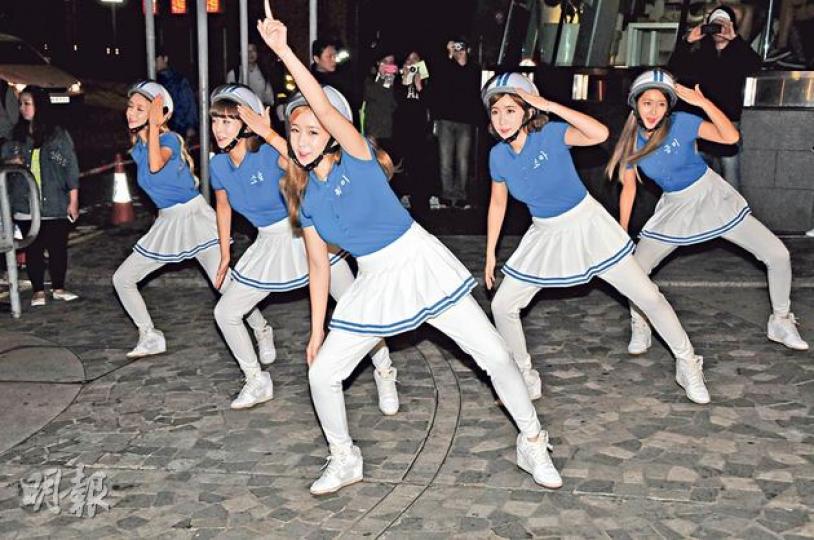 Crayon Pop落力演出,回饋歌迷。(攝影:梁迺楠)《阿信的故事》童星濱田茲音熱愛韓國音樂,在山頂睇夜景期間巧遇Crayon Pop演出,令她興奮不已。(攝影:梁迺楠)Crayon Pop看到如此多粉絲亦嚇一跳,離開時更有大批歌迷追車。(攝影:梁迺楠)(攝影:梁迺楠) Crayon Pop落力演出,回饋歌迷。(攝影:梁迺楠)《阿信的故事》童星濱田茲音熱愛韓國音樂,在山頂睇夜景期間巧遇Crayon Pop演出,令她興奮不已。(攝影:梁迺楠)Crayon Pop看到如此多粉絲亦嚇一跳,離開時更有大批歌迷追車。(攝影:梁迺楠)(攝影:梁迺楠)