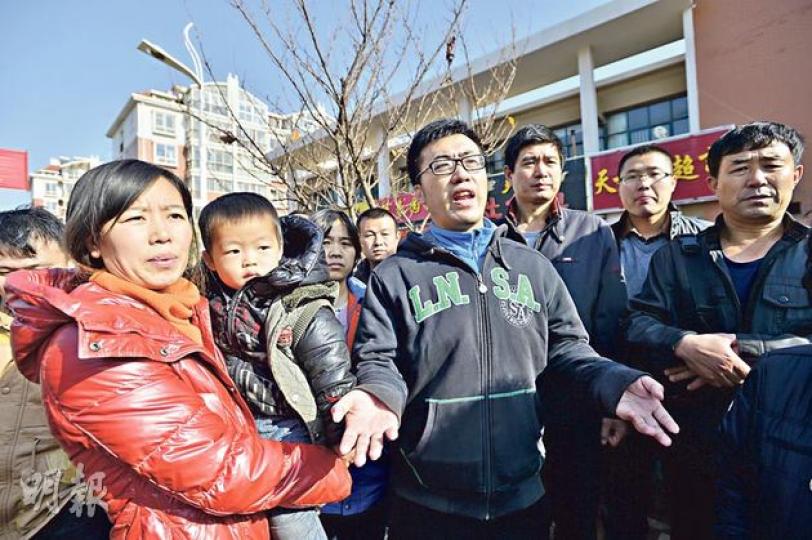 盈泰嘉園居民高先生（中）猶有餘悸，認為就算重修管道，周圍密佈的化工廠仍是極大的安全隱患。（鄧宗弘攝）距離爆炸中心不足500米的盈泰嘉小區（前方右側範圍），毗鄰麗東化工廠（後方中間範圍）。（鄧宗弘攝）