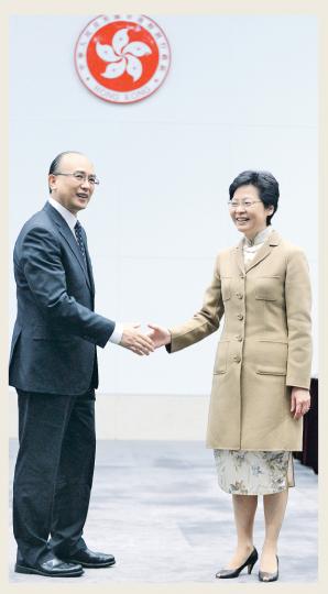 政務司長林鄭月娥（右）昨在政府總部與深圳市長許勤（左）簽署合作協議後公布，容許在深圳就讀港人子弟班的雙非兒童，參與本港升中派位。教育局長吳克儉未有發言，昨只於教育局網站撰文，補充該政策內容。（劉焌陶攝）（明報製圖）