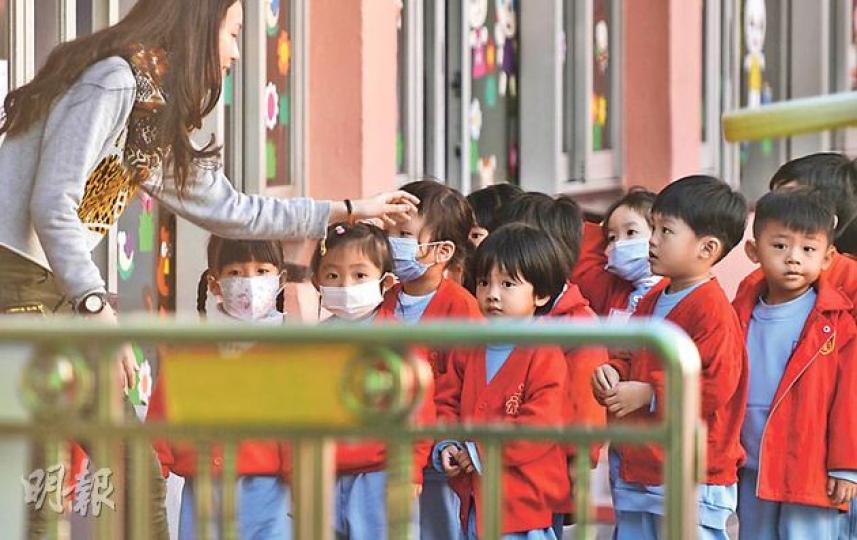 一名就讀聖公會青山聖彼得堂幼稚園的5歲女童，早前感染抗藥血清3型肺炎鏈球菌死亡。該校昨如常上課，教師在上課前為學生做好衛生準備，不少小朋友也戴上口罩。 （余俊亮攝）
