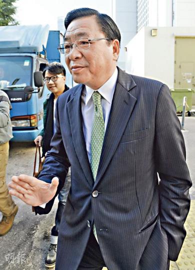 被控危險駕駛的行政會議成員兼立法會議員林健鋒（圖），昨由律師陪同到觀塘裁判法院應訊，其間三緘其口，沒回應記者提問。（余俊亮攝）