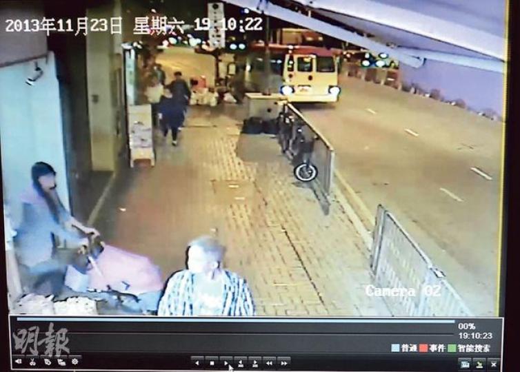 位於女嬰居所大廈旁的海味店,其閉路電視於案發當日拍攝到吳婦(圖左)由大廈推出女嬰的情况,當時嬰兒車的車冚密蓋,無法見到凱晴是否在內。(盧翊銘攝)(明報製圖)警方昨派機動部隊探員,手持印有失蹤女嬰、其母親(右上)、及女嬰乘坐的嬰兒車(左下)的單張,到失蹤地區即九龍城賈炳達道一帶,查問商舖及途人,以蒐集與案相關資訊。警方呼籲如目擊案件或有涉案資料提供,請即電6148 0919或6148 0920。(伍浦鋒攝)警方機動部隊人員昨晚再到九龍城區向街坊查詢,以求找到「拐嬰案」目擊者及相關事件資訊。(伍浦鋒 位於女嬰居所大廈旁的海味店,其閉路電視於案發當日拍攝到吳婦(圖左)由大廈推出女嬰的情况,當時嬰兒車的車冚密蓋,無法見到凱晴是否在內。(盧翊銘攝)(明報製圖)警方昨派機動部隊探員,手持印有失蹤女嬰、其母親(右上)、及女嬰乘坐的嬰兒車(左下)的單張,到失蹤地區即九龍城賈炳達道一帶,查問商舖及途人,以蒐集與案相關資訊。警方呼籲如目擊案件或有涉案資料提供,請即電6148 0919或6148 0920。(伍浦鋒攝)警方機動部隊人員昨晚再到九龍城區向街坊查詢,以求找到「拐嬰案」目擊者及相關事件資訊。(伍浦鋒