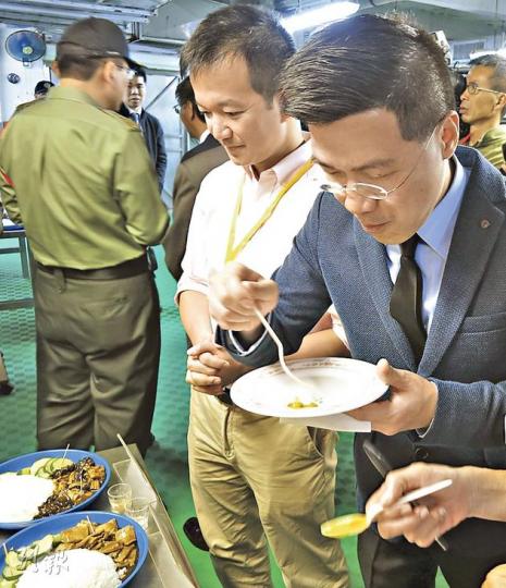 人稱「咖喱飯」嘅立法會議員范國威（右一）噚日「入冊」食咖喱，話赤柱嘅「咖喱飯」有80分。旁為陳志全。（張煒明攝）