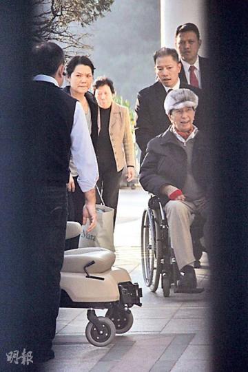 何鴻燊昨午戴上毛毛帽、紅色領巾與手襪到二房慶生。(攝影/記者﹕黃梓烜)超瓊早賭王5分鐘返抵大宅,親自迎接壽星公。(攝影/記者﹕黃梓烜)何家工人送上生日蛋糕給大宅外守候的記者。(攝影/記者﹕黃梓烜) 何鴻燊昨午戴上毛毛帽、紅色領巾與手襪到二房慶生。(攝影/記者﹕黃梓烜)超瓊早賭王5分鐘返抵大宅,親自迎接壽星公。(攝影/記者﹕黃梓烜)何家工人送上生日蛋糕給大宅外守候的記者。(攝影/記者﹕黃梓烜)
