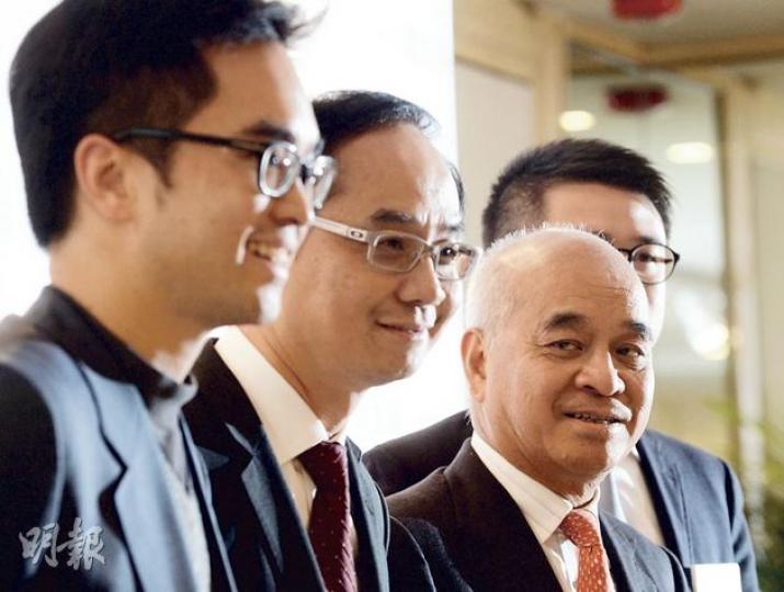 對會否繼續搶租本港靚舖,周大福主席鄭家純(左三)說,在最優質的地點開店很重要,集團每間店都是獨立計算成本,至今每間店都有錢賺,這是很重要的開店指標。(劉焌陶攝) 本報記者昨日傍晚到銅鑼灣旺區的金舖觀察,如圖中所見,周大福店內未至於人頭湧湧,但仍有不少遊客在內購物。搶金熱潮過後,集團預期下半年增長無可避免會放慢。(余俊亮攝) 內地客心聲﹕孫小姐聽聞過早前內地調查上海多家金舖操控價格,最終被判罰事件,認為在港買金飾會較公道、較有保障,她對本港零售業相當有信心,「在香港買什麼都比較好」。(余俊亮攝) 對會否繼續搶租本港靚舖,周大福主席鄭家純(左三)說,在最優質的地點開店很重要,集團每間店都是獨立計算成本,至今每間店都有錢賺,這是很重要的開店指標。(劉焌陶攝) 本報記者昨日傍晚到銅鑼灣旺區的金舖觀察,如圖中所見,周大福店內未至於人頭湧湧,但仍有不少遊客在內購物。搶金熱潮過後,集團預期下半年增長無可避免會放慢。(余俊亮攝) 內地客心聲﹕孫小姐聽聞過早前內地調查上海多家金舖操控價格,最終被判罰事件,認為在港買金飾會較公道、較有保障,她對本港零售業相當有信心,「在香港買什麼都比較好」。(余俊亮攝)