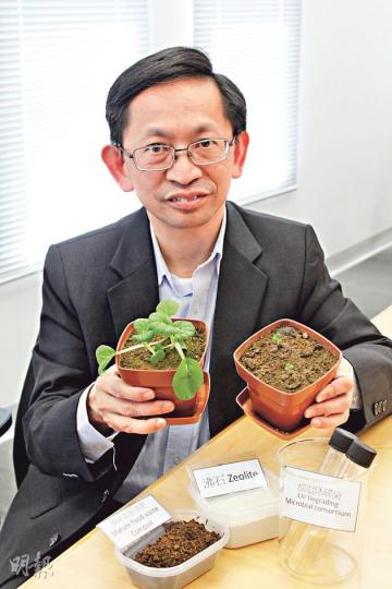 浸會大學生物系教授黃煥忠成功研發獨特配方,透過加入沸石和特定細菌,增加廚餘機分解能力,且能大大減少臭味。(鄭宏禮攝) 浸會大學生物系教授黃煥忠成功研發獨特配方,透過加入沸石和特定細菌,增加廚餘機分解能力,且能大大減少臭味。(鄭宏禮攝)