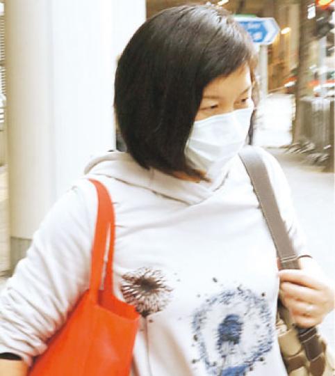 猝死男嬰的母親張校英（圖），在庭上形容本港醫院的治療像日軍生化武器實驗，兒子則似白老鼠。她又指曾要求將兒子轉到私營的法國醫院，但遭威院阻撓。（黃建邦攝） 猝死男嬰的外公張國周（圖）聲稱曾於內地任中醫，又指曾親自開藥替外孫治療，其中一次他更嘗試使用烏頭鹼類毒藥「制附片」，但因準備需時而不成功。（黃建邦攝）
