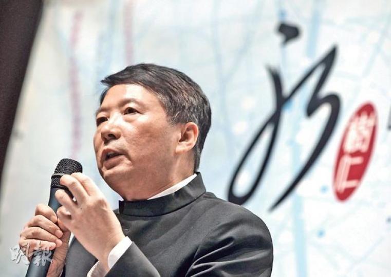 中聯辦宣傳文體部長郝鐵川昨日到樹仁大學演講談普選，被問及解放軍準備應對佔領中環的報道，他質疑佔中害人害己，形容若有人以為佔中可以迫使中央讓步，是心存僥倖和不智。（李澤彤攝） （明報製圖）