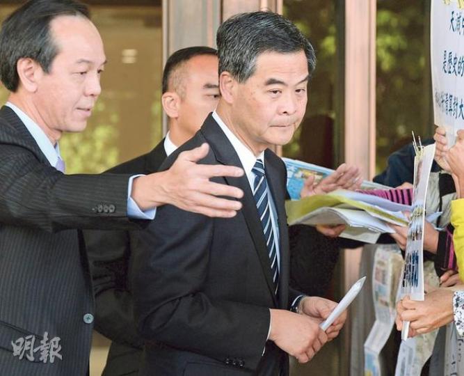 港大民研最新調查顯示，特首梁振英民望再跌至任內新低，錄得40分。民研計劃總監鍾庭耀分析指出，梁振英民望下跌情况雖有放緩迹象，但繼續面對信任危機，圖為梁振英（右）昨日出席行政會議時遇到請願人士。（劉焌陶攝）