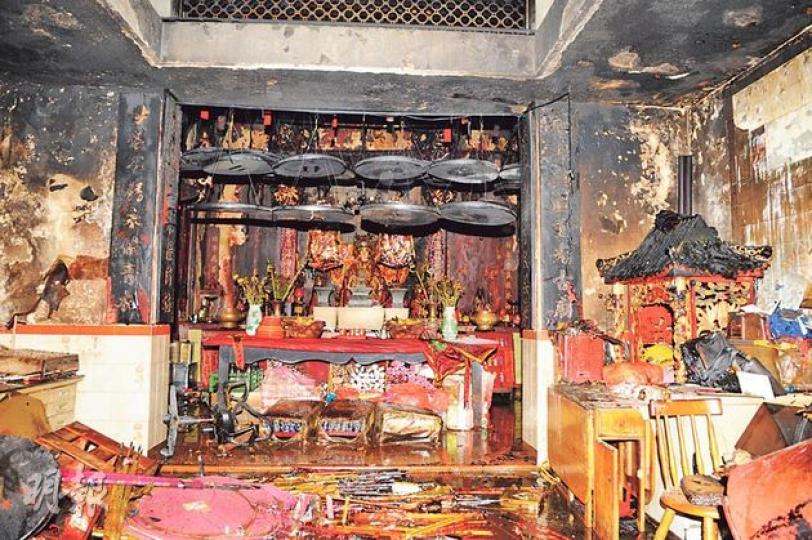 火燒過後,廟堂塔香座、牆上對聯壁畫等被燒成炭黑,唯獨廟堂中央6尊神像大多完好,僅輕微熏黑,天后娘娘像更幾近完好無缺。(蔡方山攝) 火燒過後,廟堂塔香座、牆上對聯壁畫等被燒成炭黑,唯獨廟堂中央6尊神像大多完好,僅輕微熏黑,天后娘娘像更幾近完好無缺。(蔡方山攝)