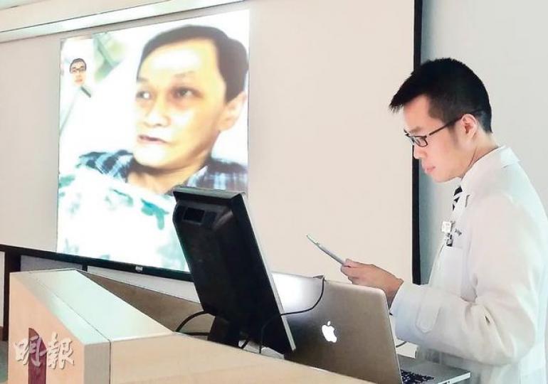 威爾斯親王醫院腦神經科醫生葉慶龍示範用iPad為病人作遠程視像診斷，病房中的護士用移動設備拍攝，醫生通過視像程式Facetime，觀察病人肢體活動、說話是否清晰及面部表情等。（田青青攝）
