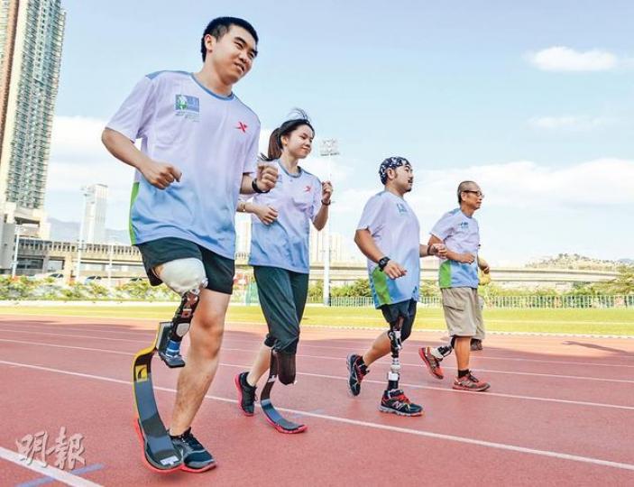 每逢周六，Carson（左起）、「刀片少女」黎芷愉、戴劍平和馮錦雄等多名截肢健兒都會練跑兩小時，以備戰明年2月16日的渣打馬拉松。（黃志東攝）