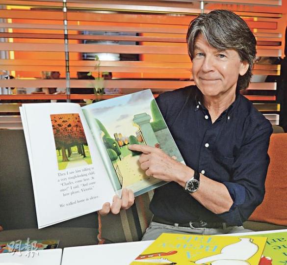 英國著名繪本家Anthony Browne（圖）早前來港，帶領一班本地爸媽和小朋友，走進充滿想像的繪本世界。（陳淑安攝） 圖為Voices in the Park插圖。（陳淑安攝） Gorilla是Anthony的成名作之一，故事裏的小女孩很希望到動物園看大猩猩，因此周圍的事物都彷彿變成了大猩猩的模樣。（陳淑安攝） （陳淑安攝） Anthony跟小朋友說故事，一起細味圖畫裏的每個角落。（梁翠薇攝）