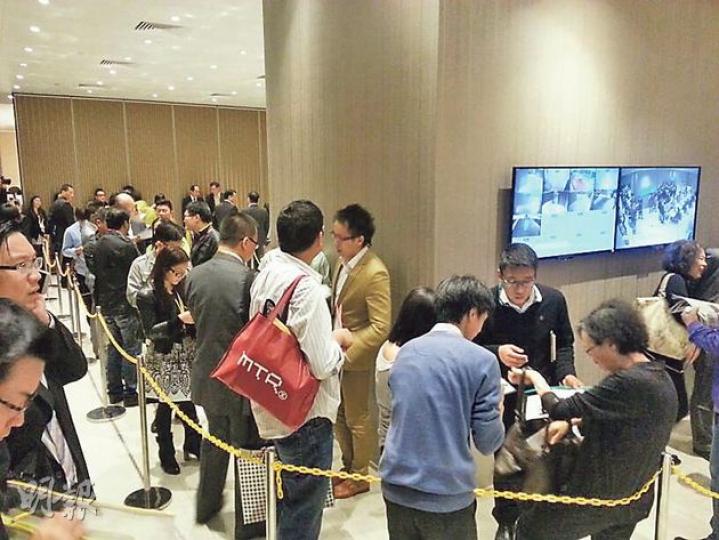 南豐旗下東涌昇薈於昨午3時截止認購登記，下午2時多仍有大批買家到場排隊等候入票。（林尚民攝）