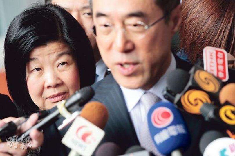 曾被指就唐宅僭建事件為丈夫唐英年「擋駕」的唐太郭妤淺，昨承認案情被判罰款後，一直站在丈夫唐英年背後，今次由丈夫「擋駕」向傳媒交代感受，她全程未對傳媒發言。（李澤彤攝）