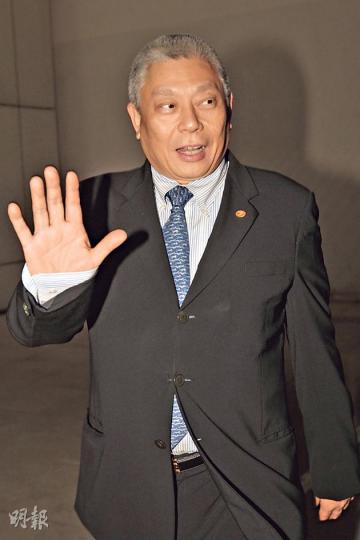 台灣旺旺集團主席的蔡衍明，昨由大批戴有「旺仔」襟針的人員護送離開。他在庭上遭被告一方多次追問向亞視注資詳情時，曾忍不住向法官投訴問題與官司無關及「不夠直接」，令他不知如何回答，更怕會掉進圈套。（郭慶輝攝）