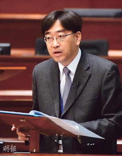 食物及衛生局長高永文昨出席立法會會議，接受議員緊急質詢時表示，當局將於數日內公布補打13價疫苗資助計劃詳情，預料下月推出計劃。（盧翊銘攝）
