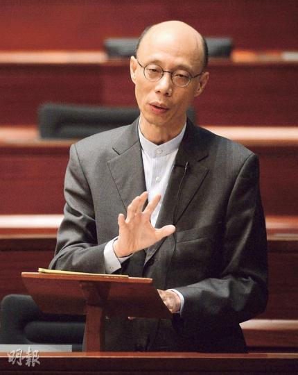 環境局長黃錦星承認，現時電動車充電設施的使用率不高，但指設立充電網絡對推動使用電動車非常重要，須「基建先行」。（盧翊銘攝）