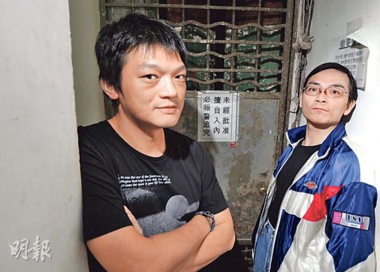 在社協協助下，居於劏房的綜援戶孫武（左）提出司法覆核，不滿政府調整租津上限機制，令部分綜援戶不夠錢交租。圖右的許國華同樣是單身綜援申領人，居於大角嘴30呎板間房，每月交租1550元，下月更會加至1700元，而社署每月發放的租津則只有1440元。（葉家豪攝）
