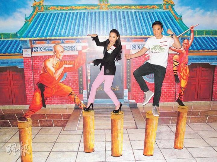 徐子珊與丁子高擺甫士拍照交足貨。(攝影/記者:李潔盈) 徐子珊與丁子高擺甫士拍照交足貨。(攝影/記者:李潔盈)