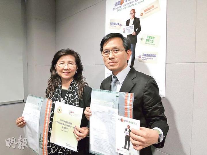 海關總貿易管制主任植順群（左）指出，海關按新修訂《商品說明條例》調查家具連鎖店涉「不當地接受付款」的行為，並拘其負責人，案件涉及交易總額達140萬元，旁為高級貿易管制主任鄧大成。（林耀華攝）