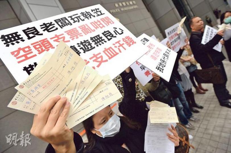 駿佳國際旅遊有限公司及佳旅假期的老闆失蹤，20名駿佳導遊到灣仔警署報案，指被拖欠薪金一年，總額約200萬元，公司負責人在本月中開出空頭支票後就無法取得聯繫。（盧翊銘攝） 佳旅假期位於旺角的辦公室已人去樓空，附近租戶指該旅行社近1個月前已關閉，旅遊業議會表示曾收消費者投訴，無法取得在該旅行社購買的台灣、澳門及首爾的套票，涉款約2萬元。（李澤彤攝）